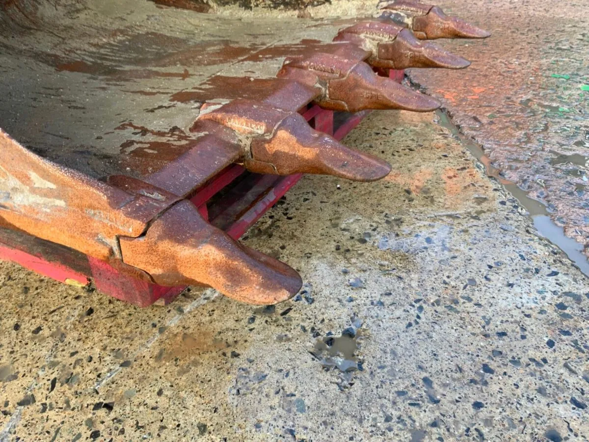 48"  VOLVO SCOOP BUCKET.......65mm PINS........146 - Image 3