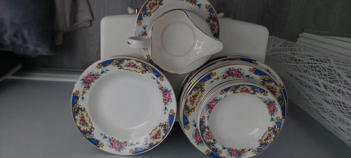 Bristol fine China Dinnerware Set - Image 4