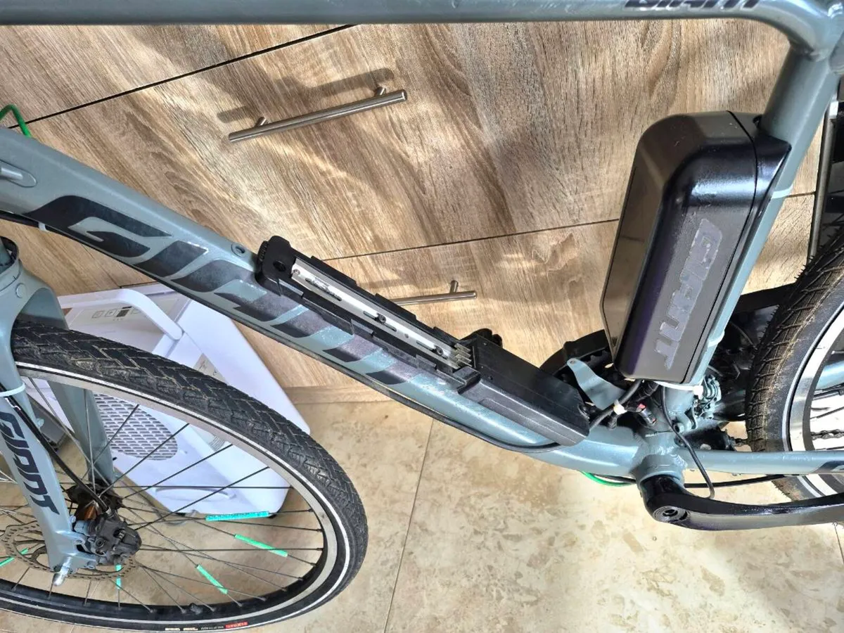 ADULTS GIANT ESCAPE ELECTRIC CRUISER BIKE HAS NO B - Image 2