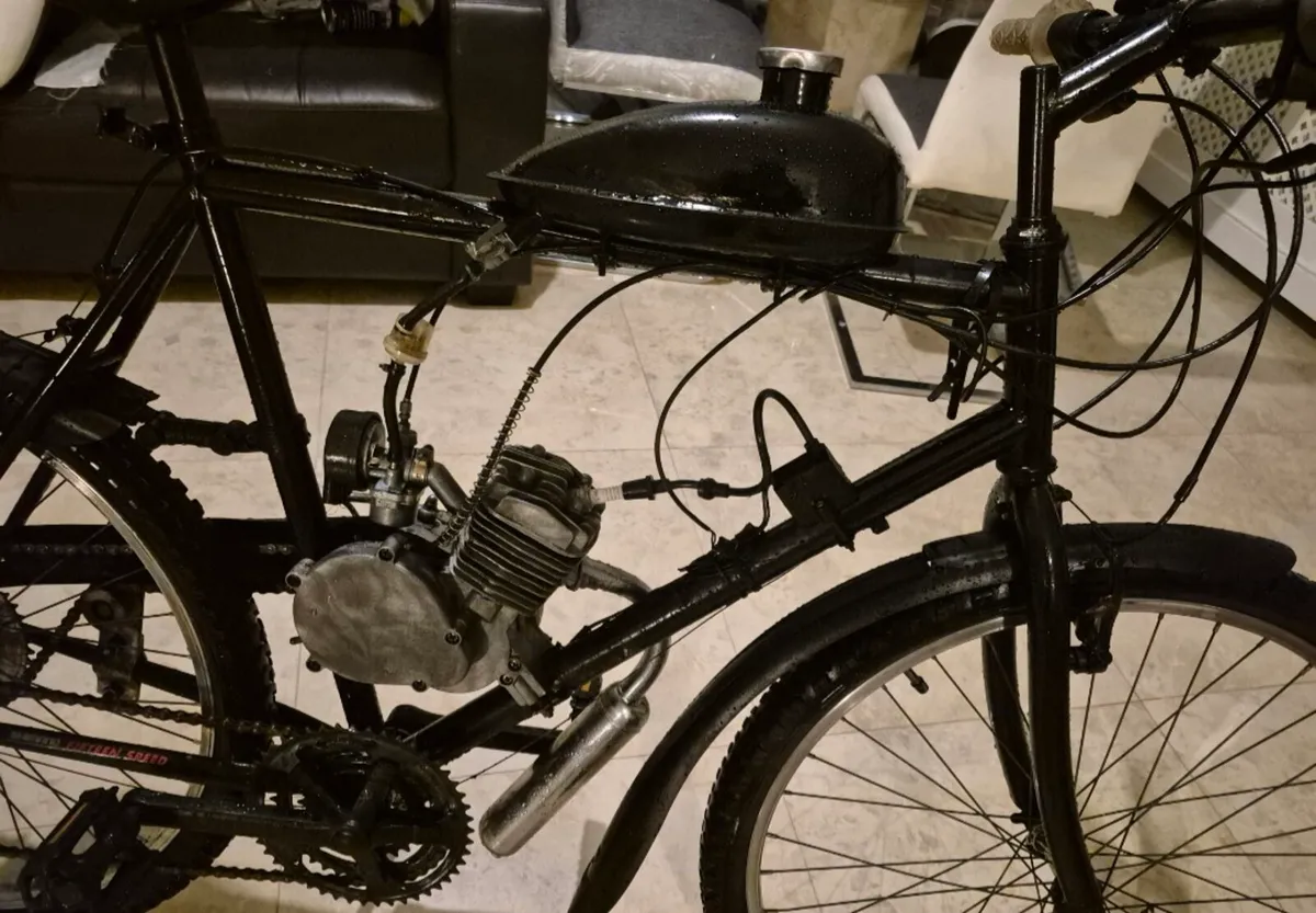 ADULTS PETROL ENGINE BIKE 8OCC  NEEDS FUEL LINE RE - Image 4