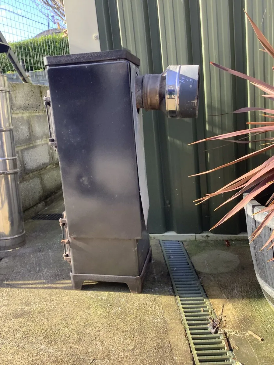 Stove and pipes - Image 2