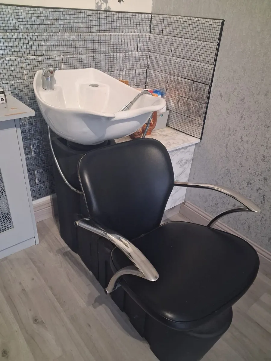 Hair salon equipment - Image 1