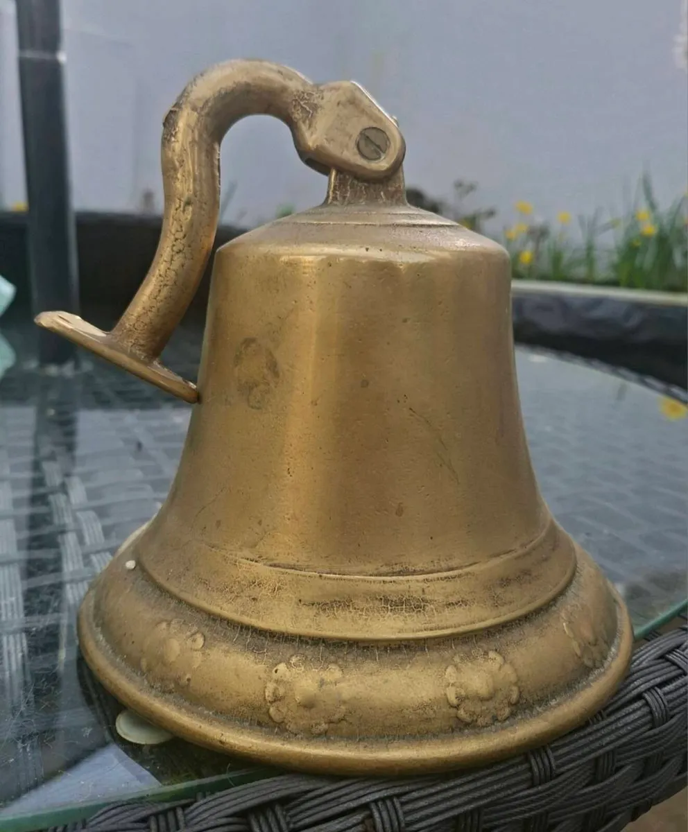 Large Vintage wall-mounted Brass Ship's Bell - Image 1