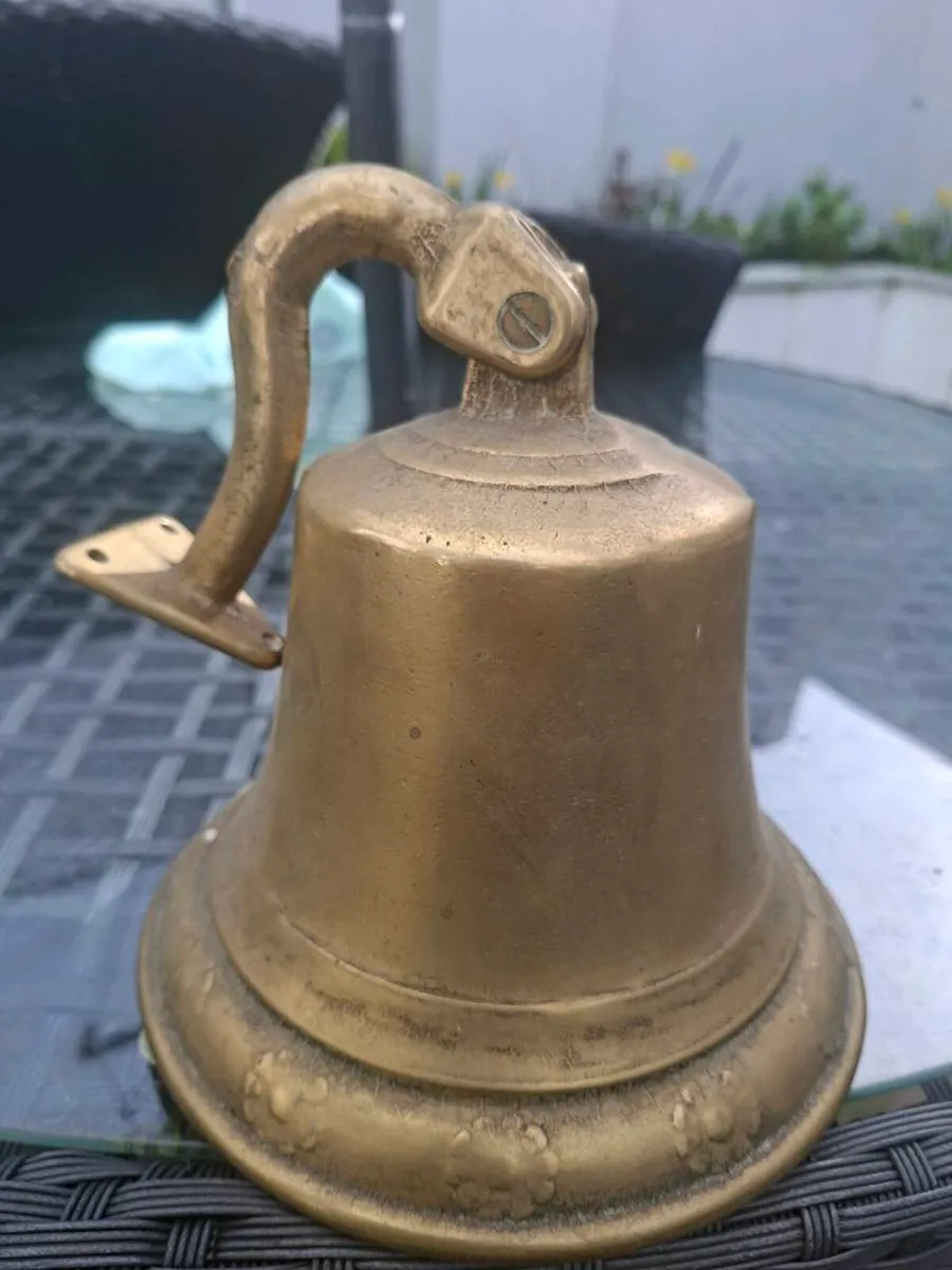 Large Vintage wall-mounted Brass Ship's Bell - Image 3