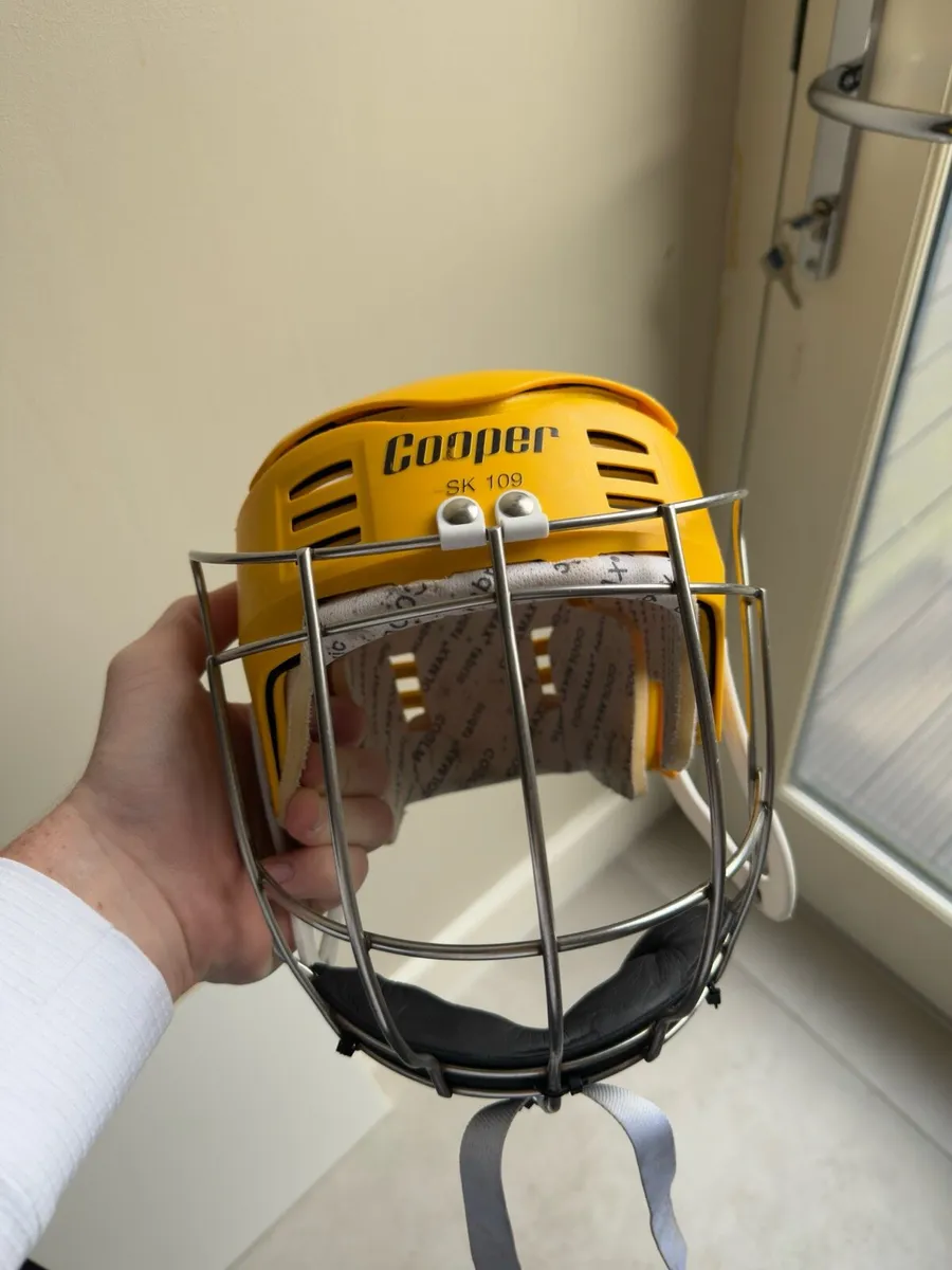 Cooper 109 hurling helmet - Image 1