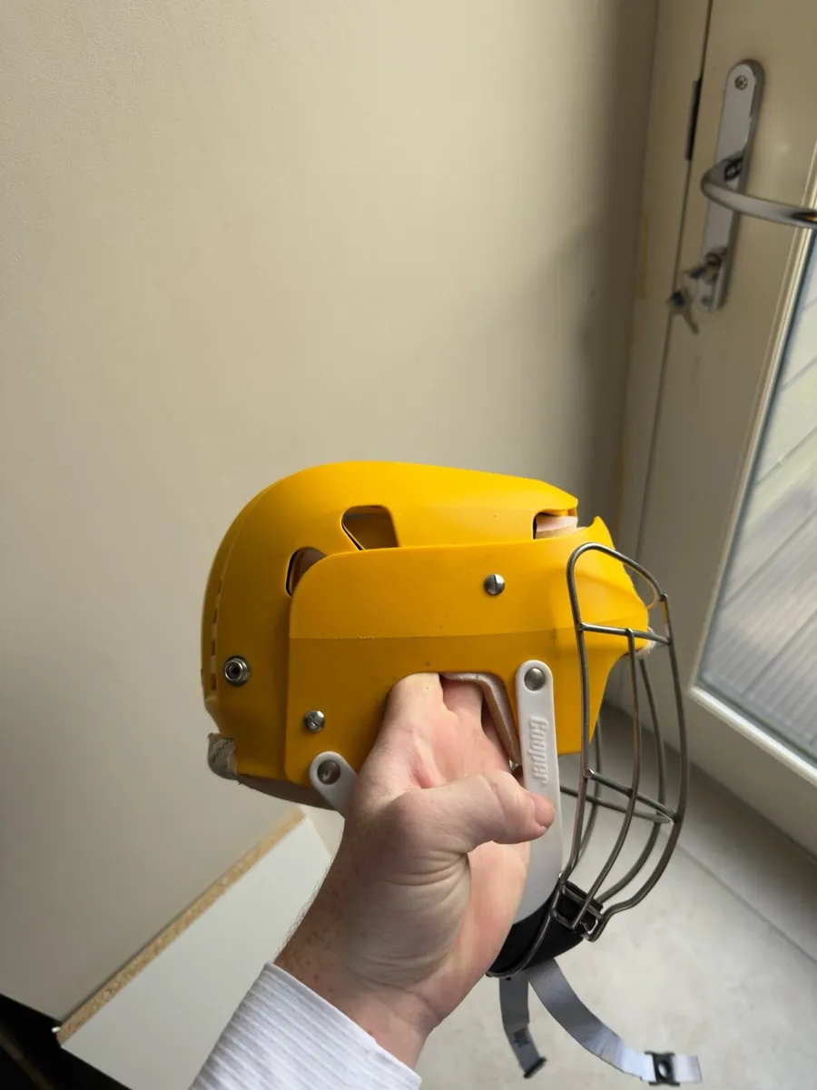 Cooper 109 hurling helmet - Image 3