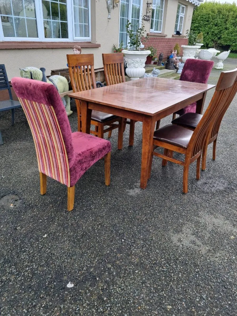Table and chairs - Image 1