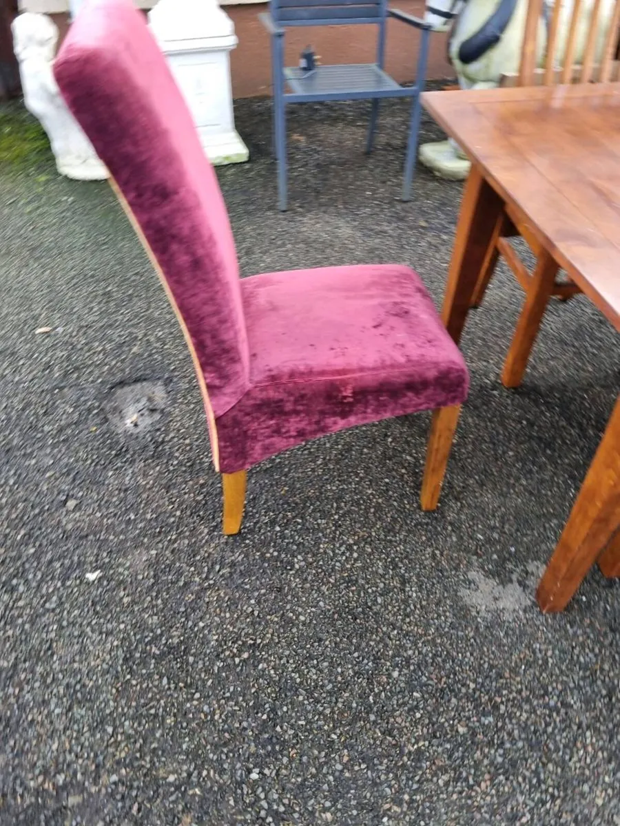 Table and chairs - Image 2