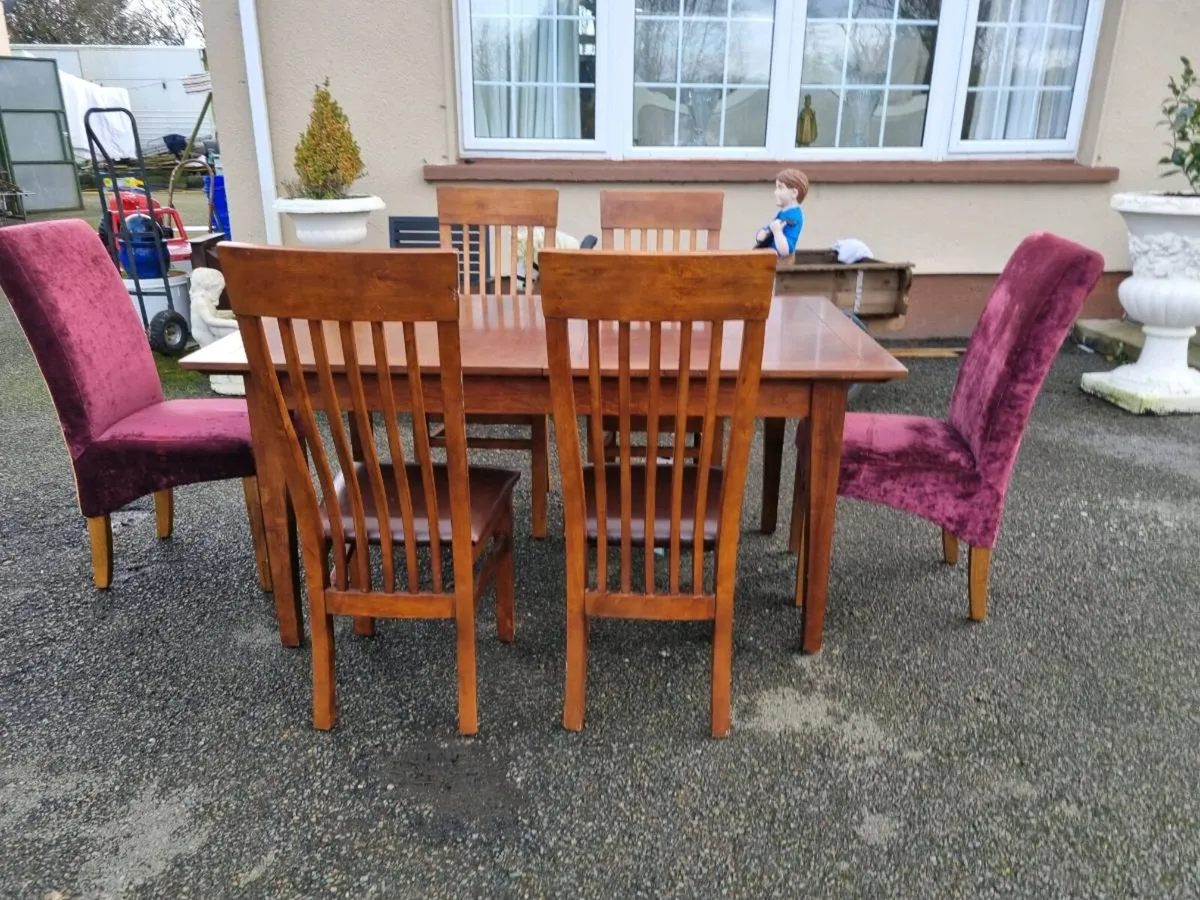 Table and chairs - Image 4