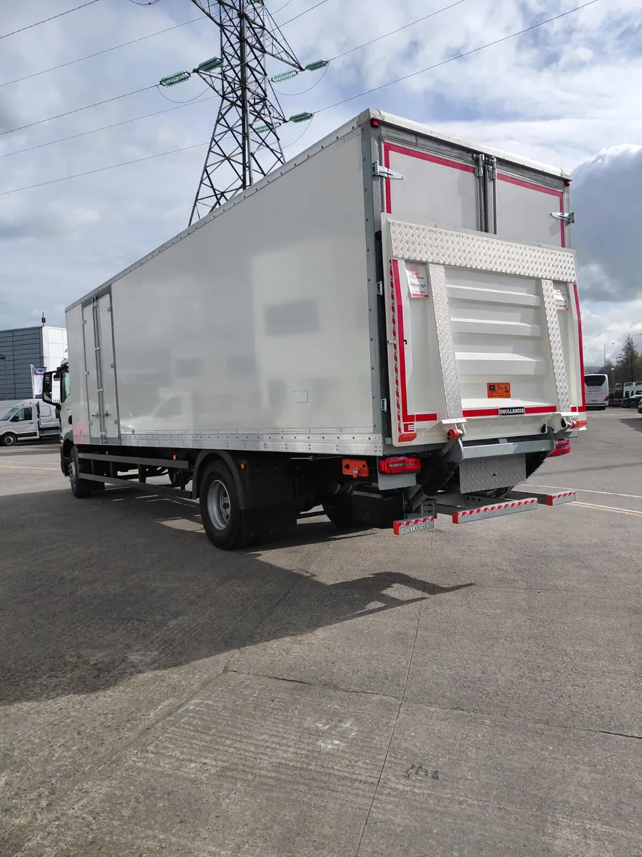 New MAN TGM 18.290 with 30' box body - Image 3