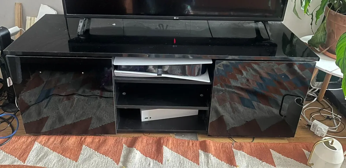 TV Unit - Free to take away