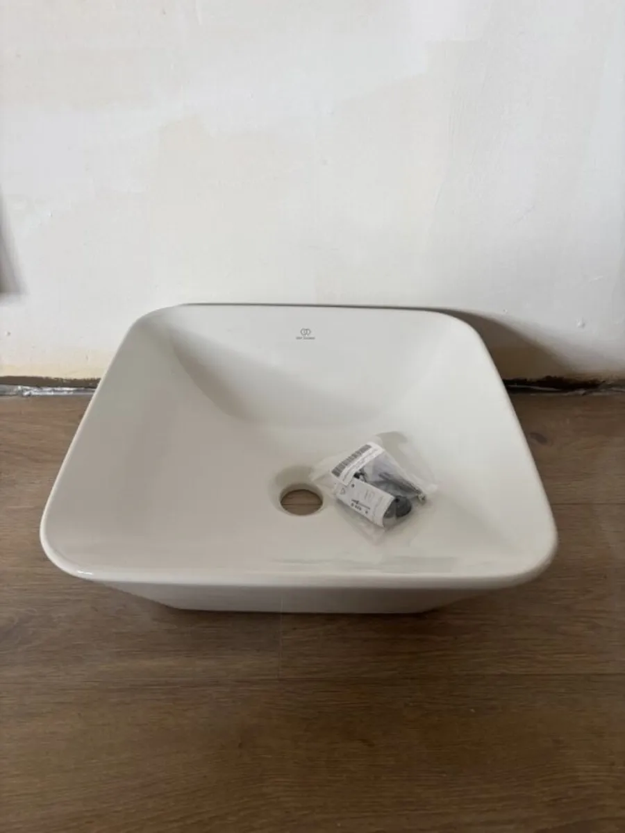 Square Bathroom Washbasin - Image 1