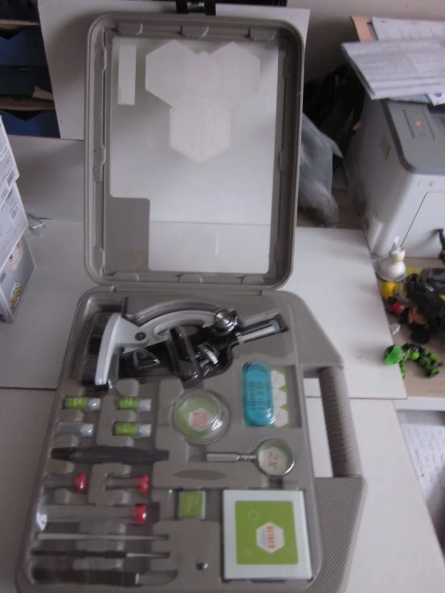 Celestron 28 Piece Microscope Kit New - Image 3