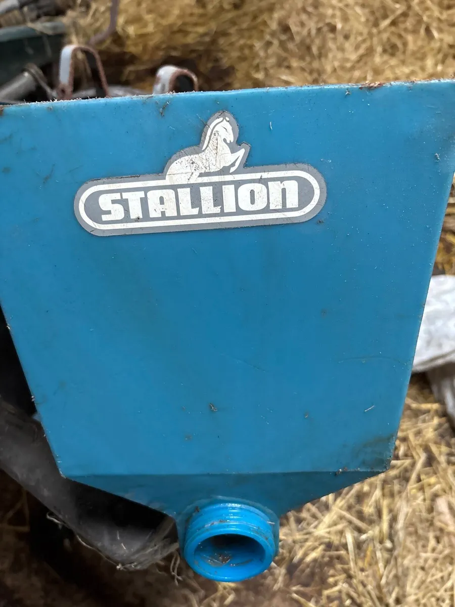 Calf feeders - Image 1