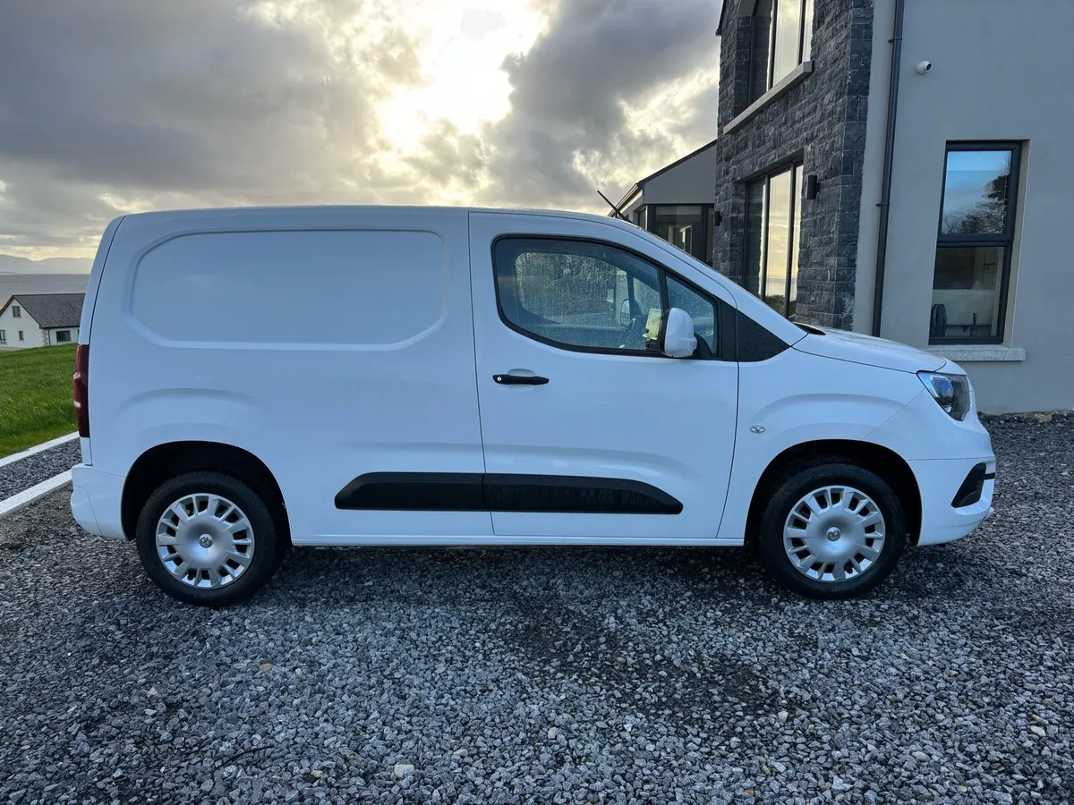2021 Vauxhall Combo Sportive 3 Seater - Image 4