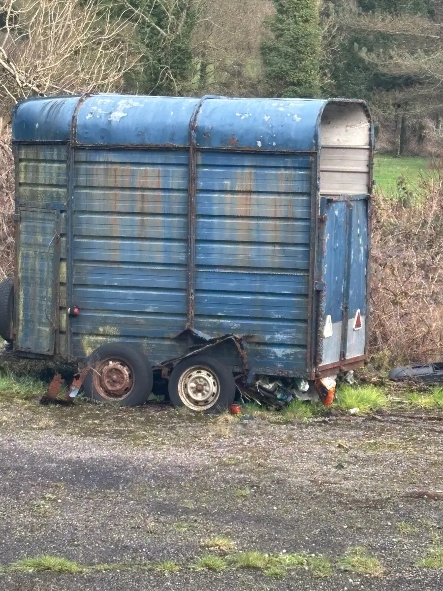 Horse box - Image 1