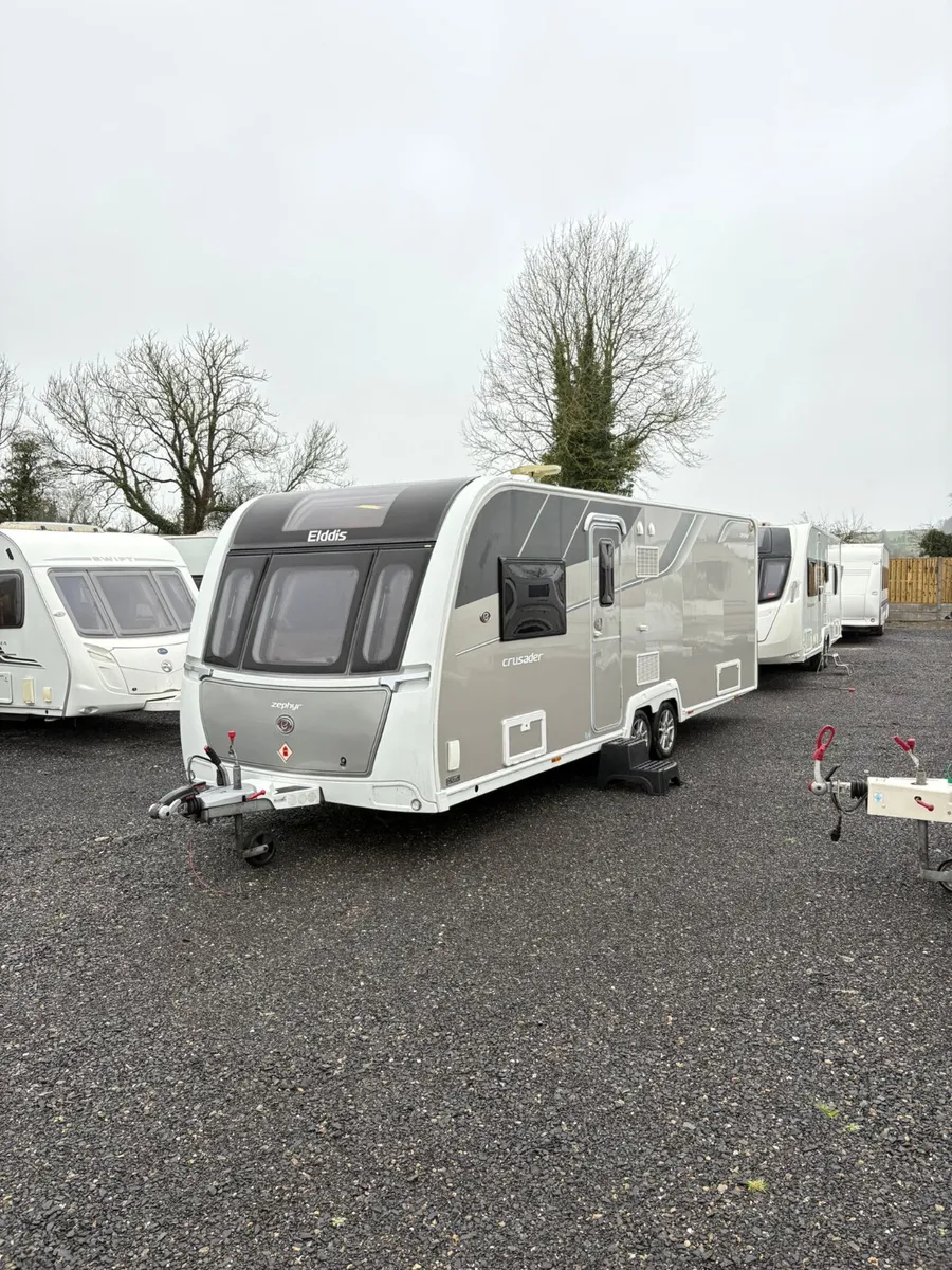 STUNNING Elddis 4 berth fixed island bed caravan - Image 1