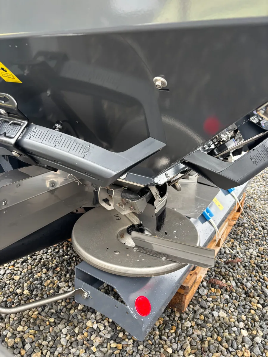 SKY Agriculture X50+ fertiliser spreader - Image 4