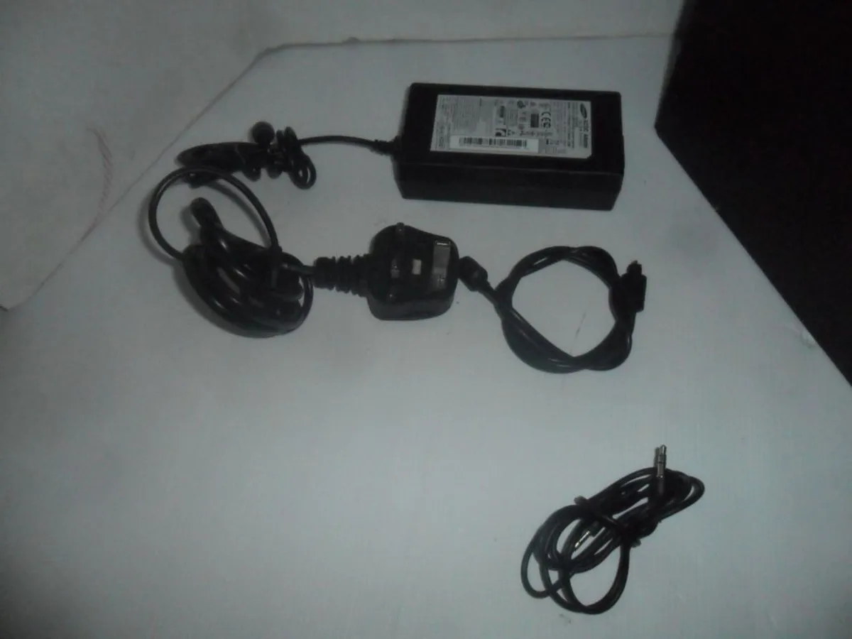 Samsung sound bar with sub - Image 3