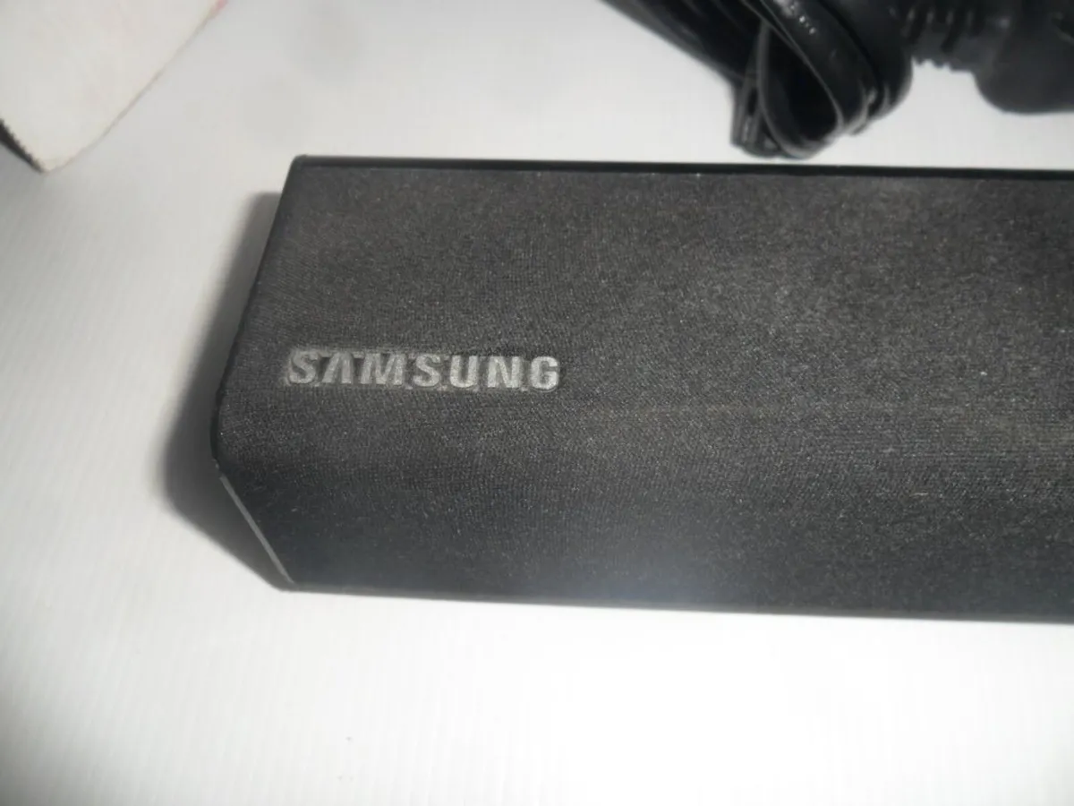 Samsung sound bar with sub - Image 4