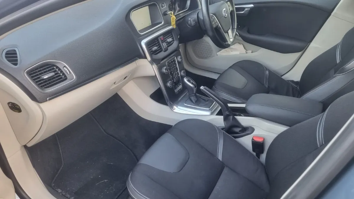 2014 Volvo V40 T4 1.6 petrol automatic start&drive - Image 3