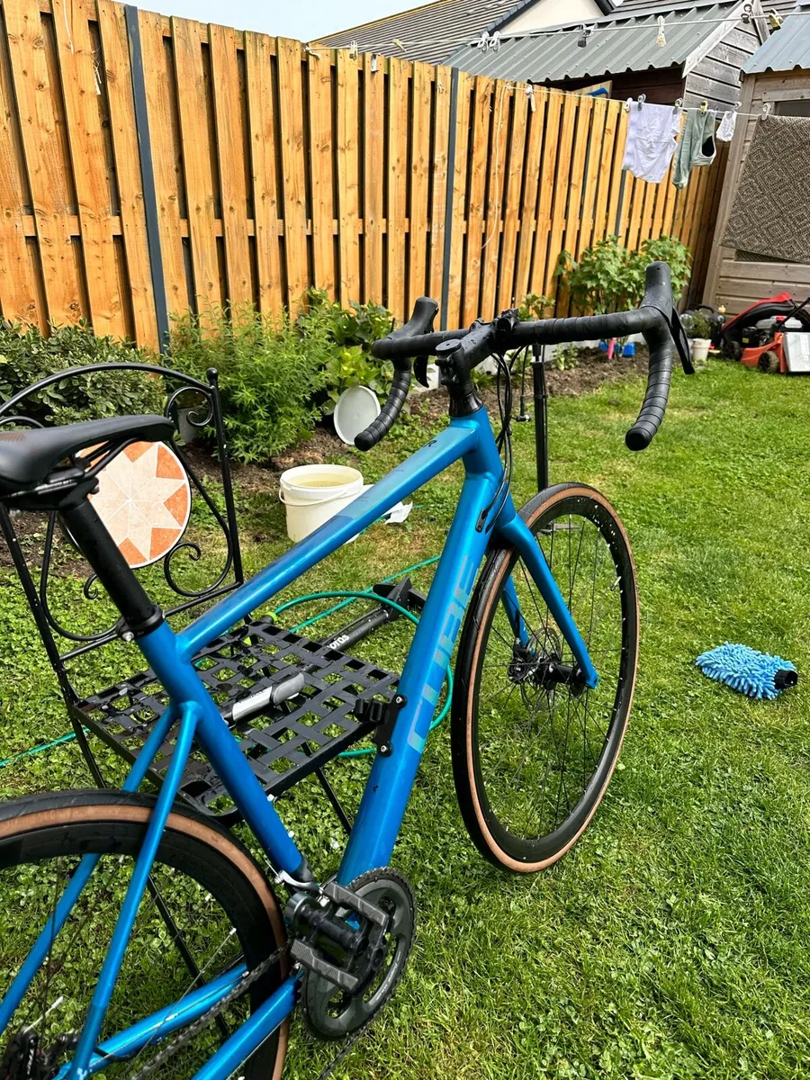 Cube Attain Race Road Bike in Blue/Spectral - Image 4