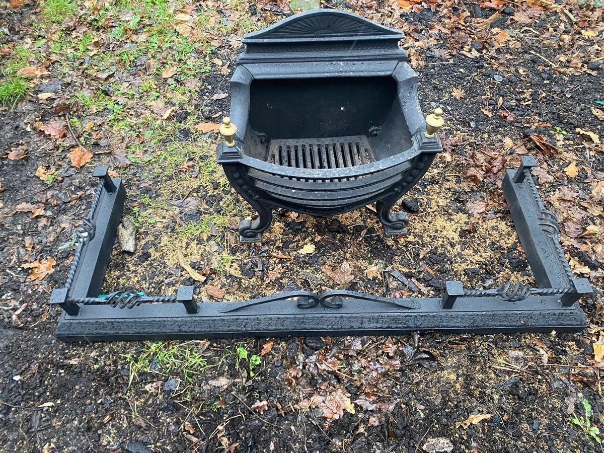 Barrels, chairs & lights - Image 2