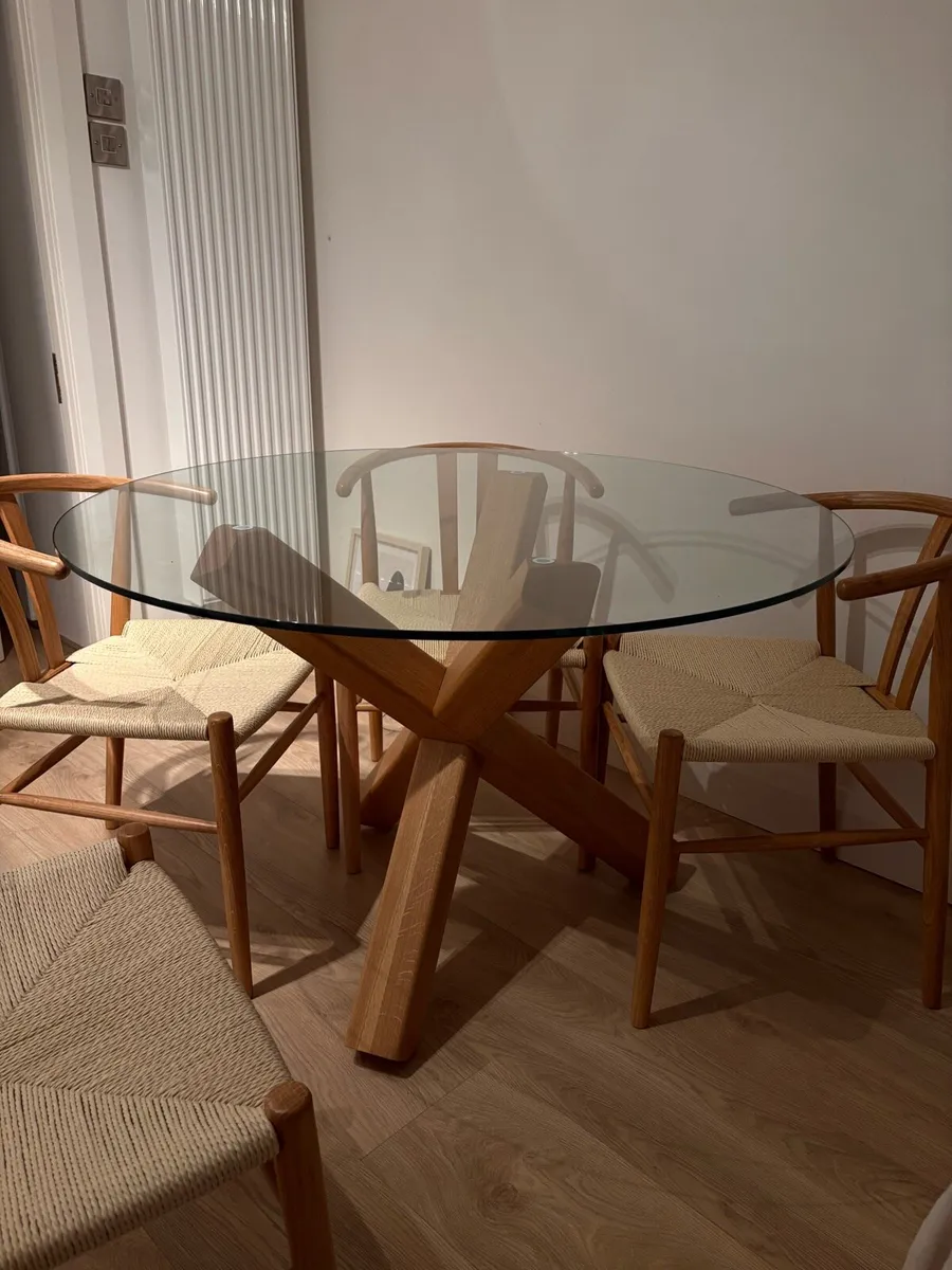 Round glass dining table and chairs - Image 1