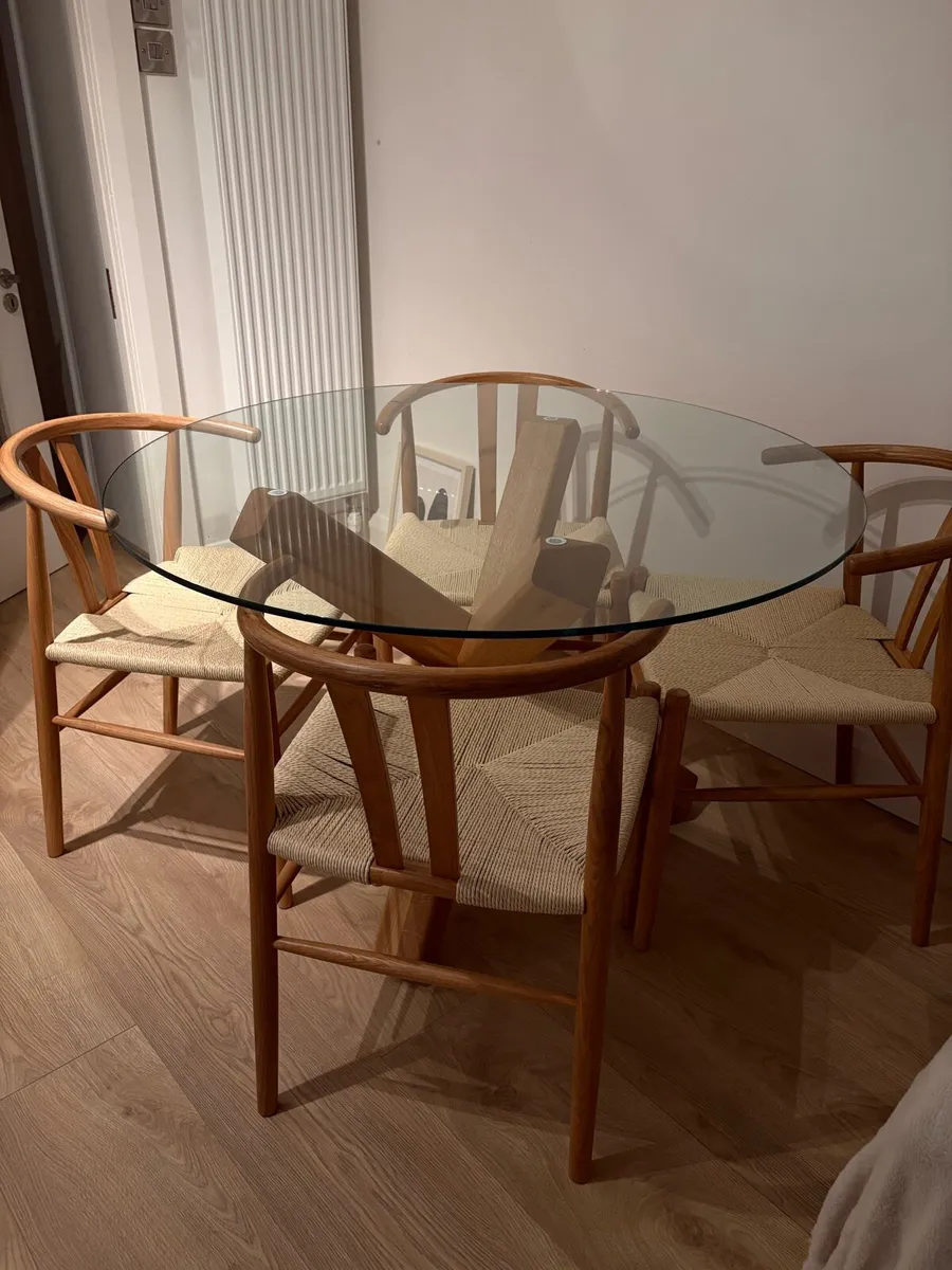 Round glass dining table and chairs - Image 2