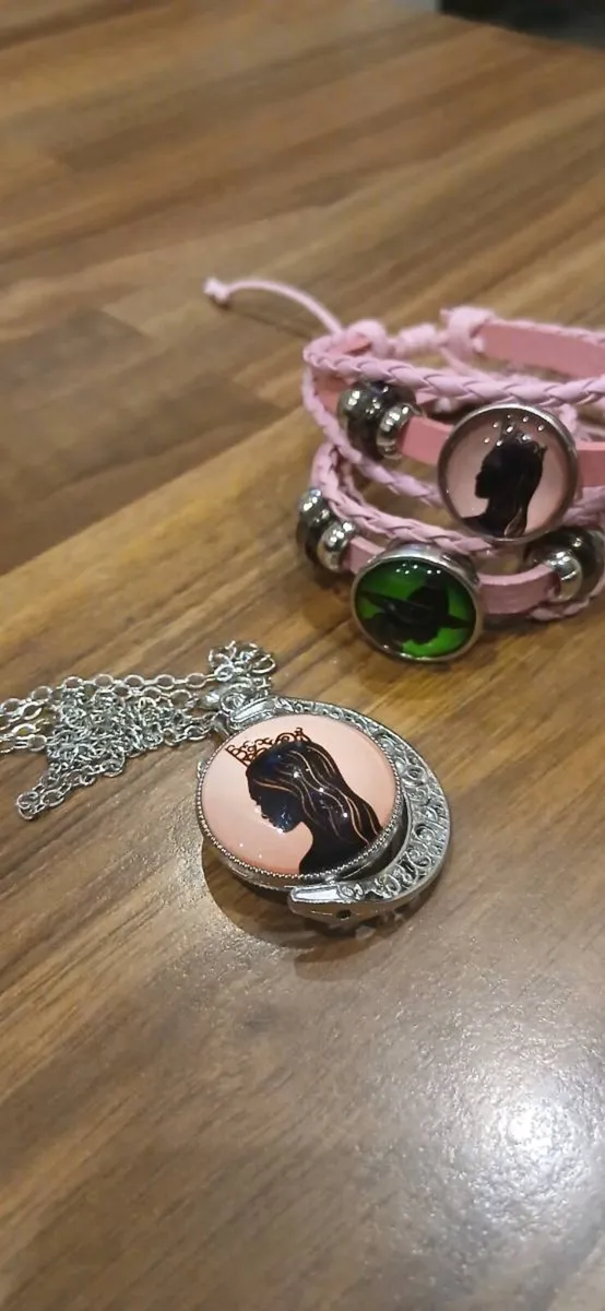 3 pieces of wicked jewellery - Image 1