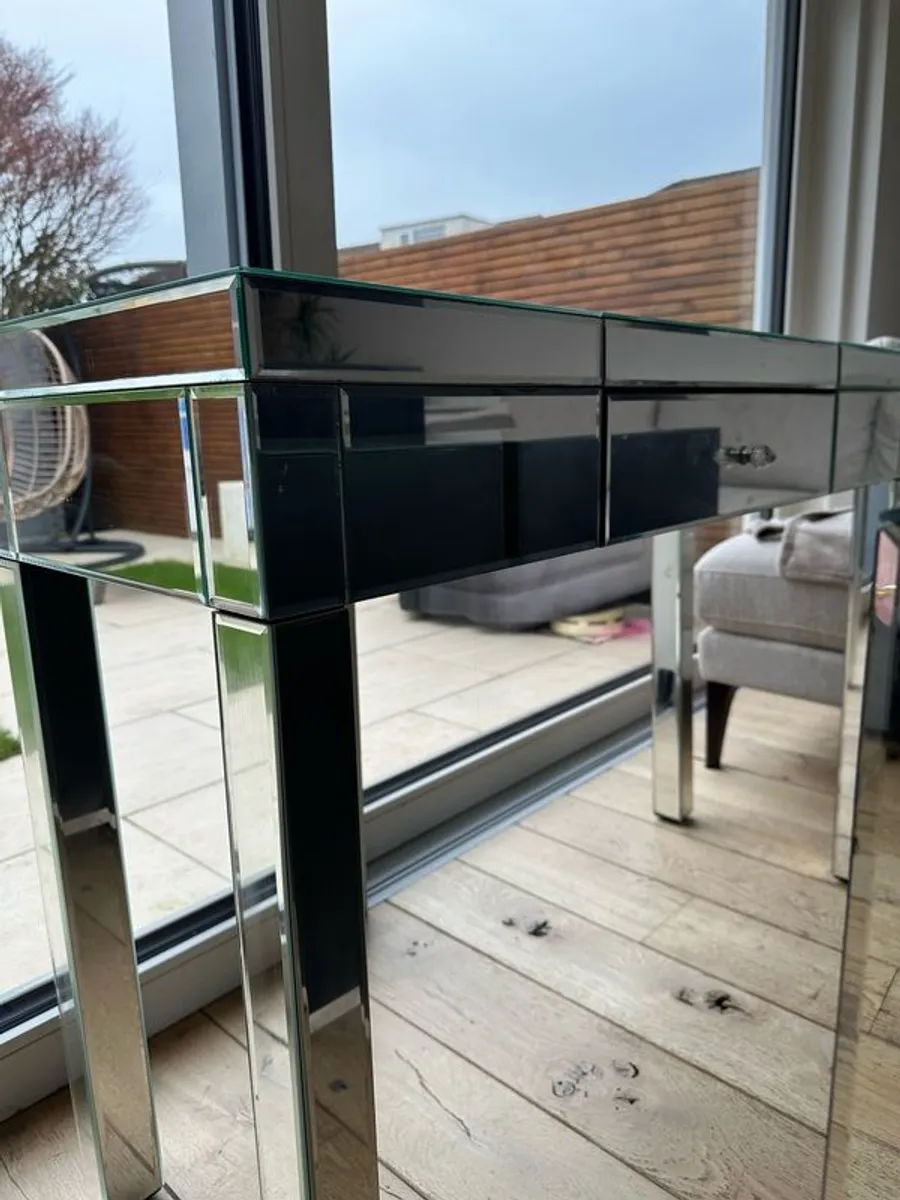 Mirrored Bedroom drawers and dresser - Image 4