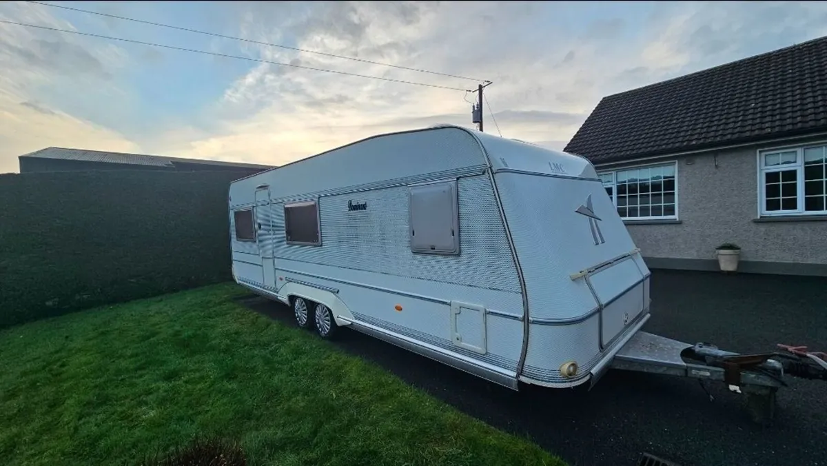 LMC Twin Axle 5/6 Berth Caravan Fixed Bed Bathroom - Image 1