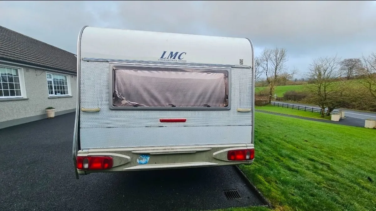 LMC Twin Axle 5/6 Berth Caravan Fixed Bed Bathroom - Image 2
