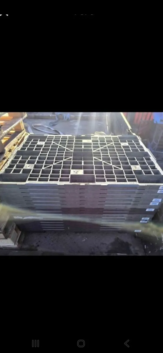 plastic pallets 
All in good condition - Image 1