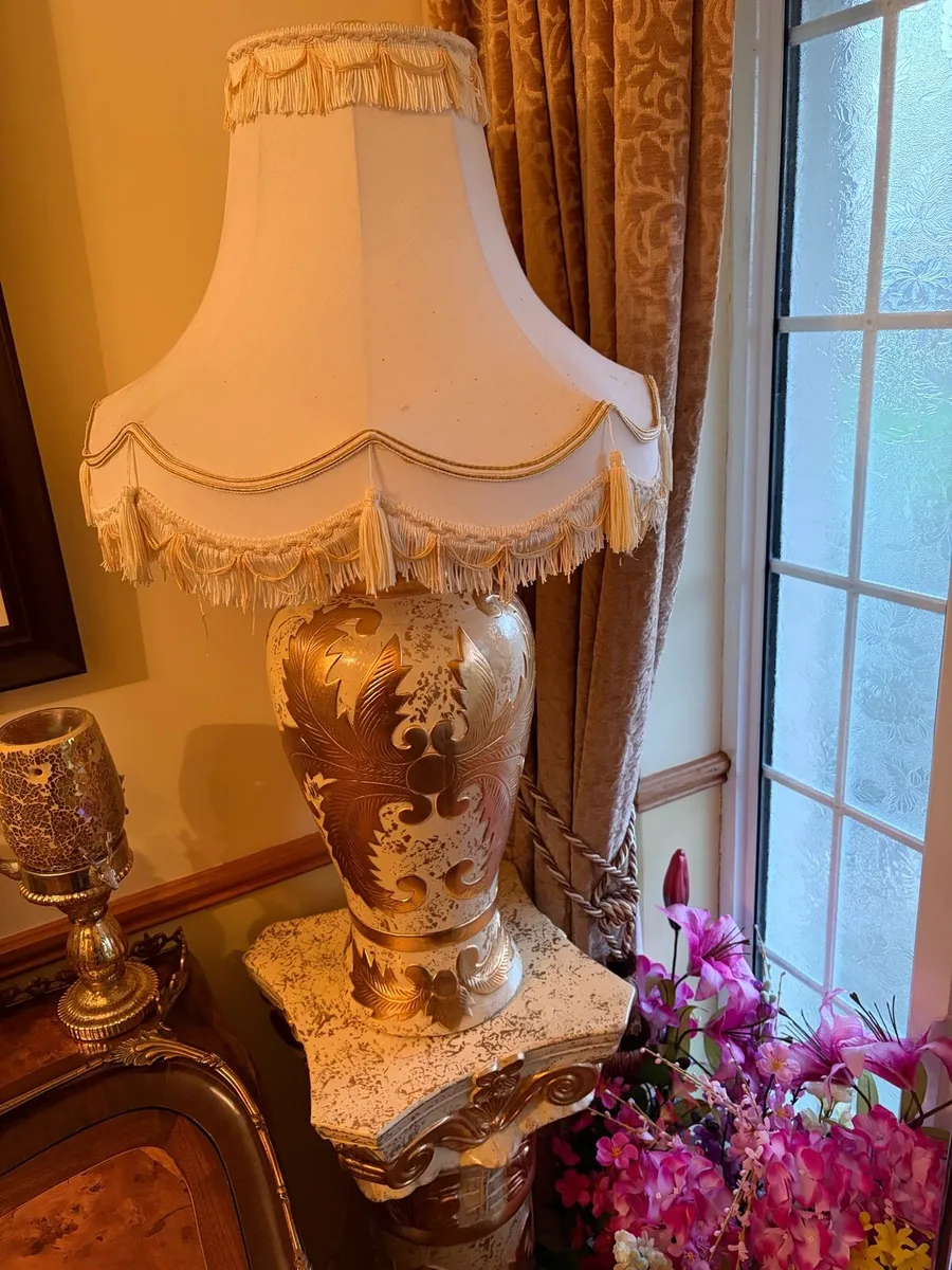 Matching table light and column stand - Image 1