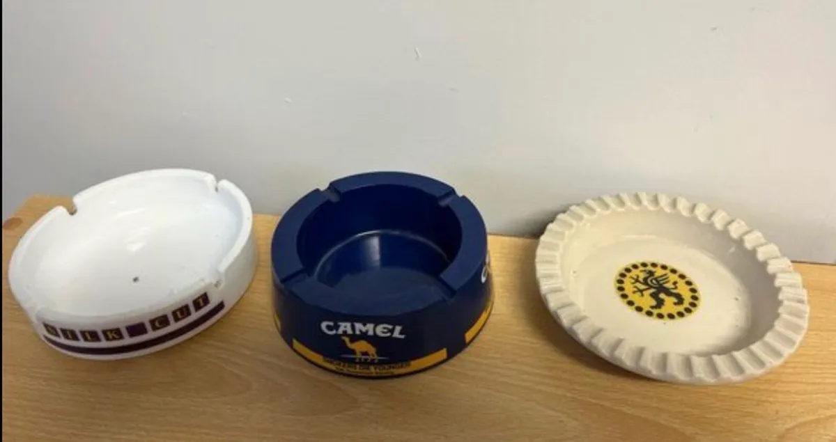 Collection of seven old advertisement ashtrays - Image 2