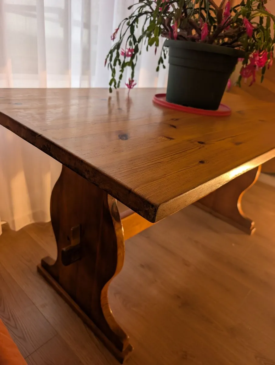 Dining table - Image 1