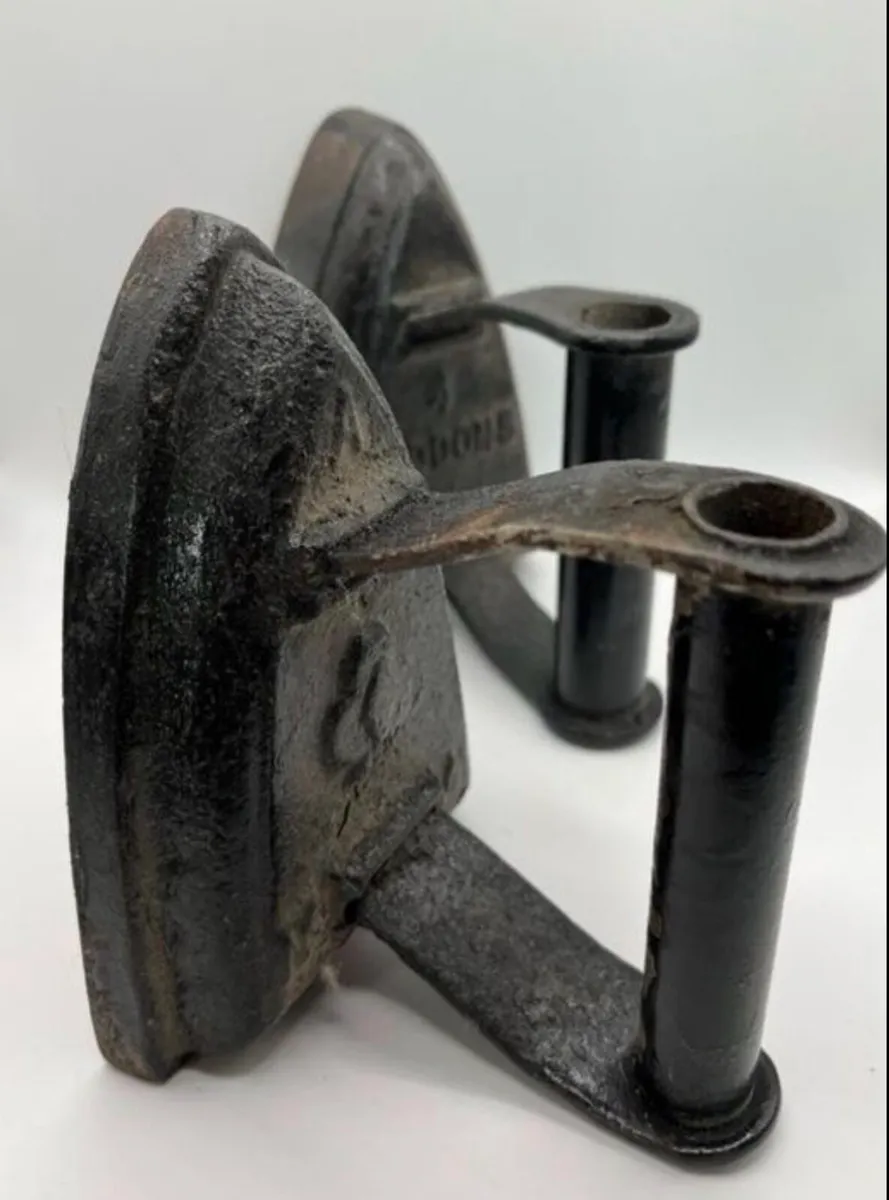Pair of antique irons - Image 1