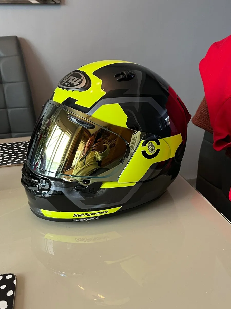 Arai quantic helmet - Image 1