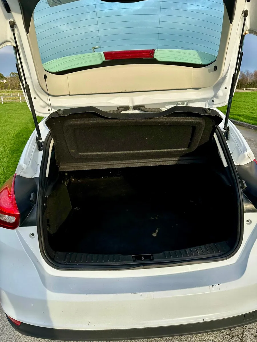 Ford Focus 2018 Cvrt 9/2026 - Image 4