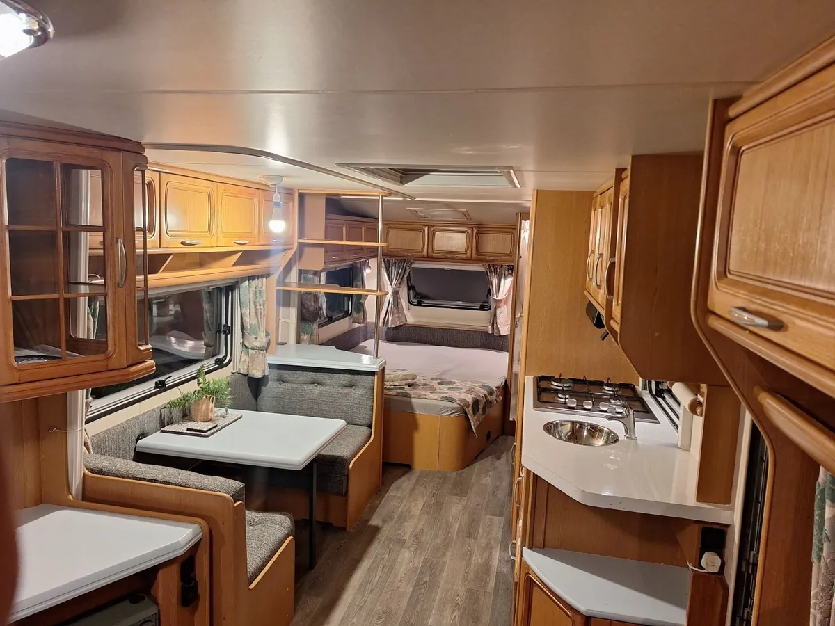 Hobby Prestige 650 Touring Caravan - Image 4