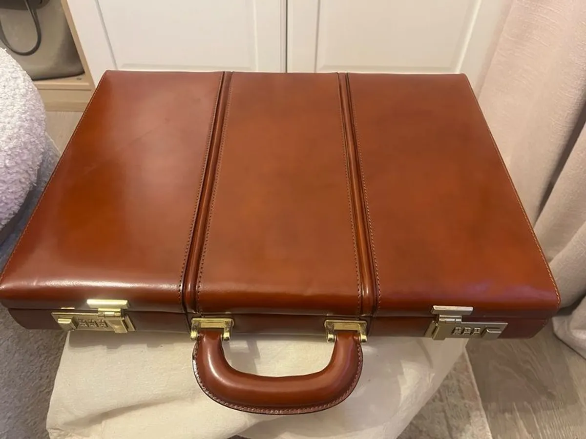 Pratesi leather suitcase - Image 2