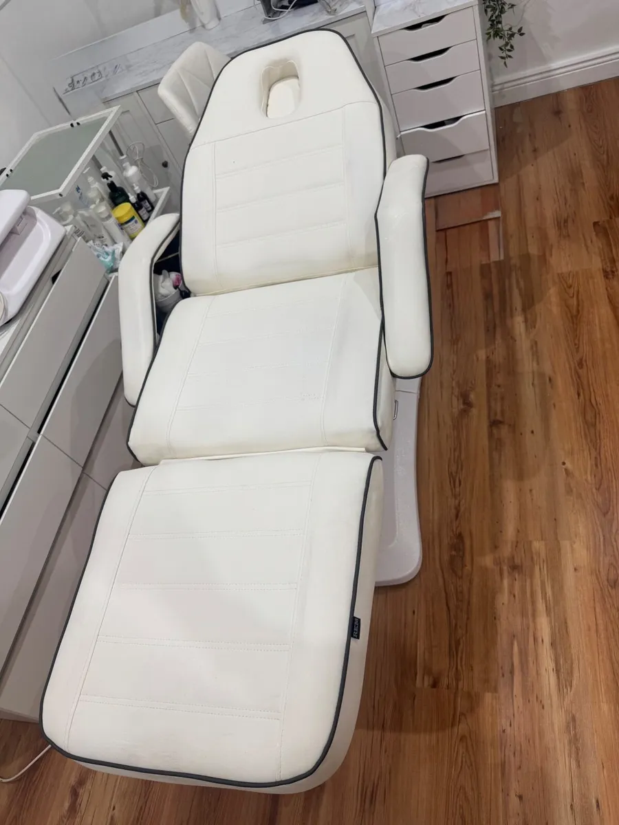 Electric Adjustable Beauty / Treatment Bed - Image 4