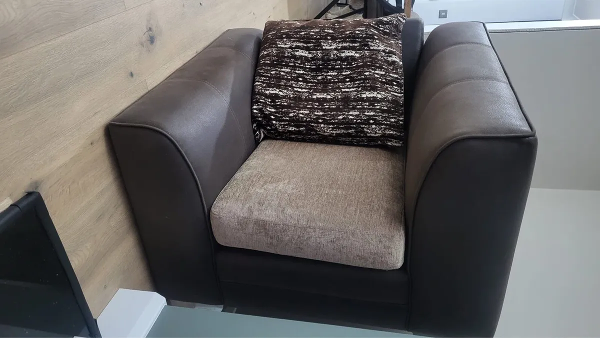 Three piece suite - Image 4