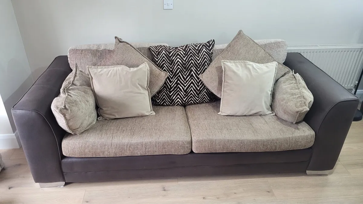 Three piece suite - Image 1