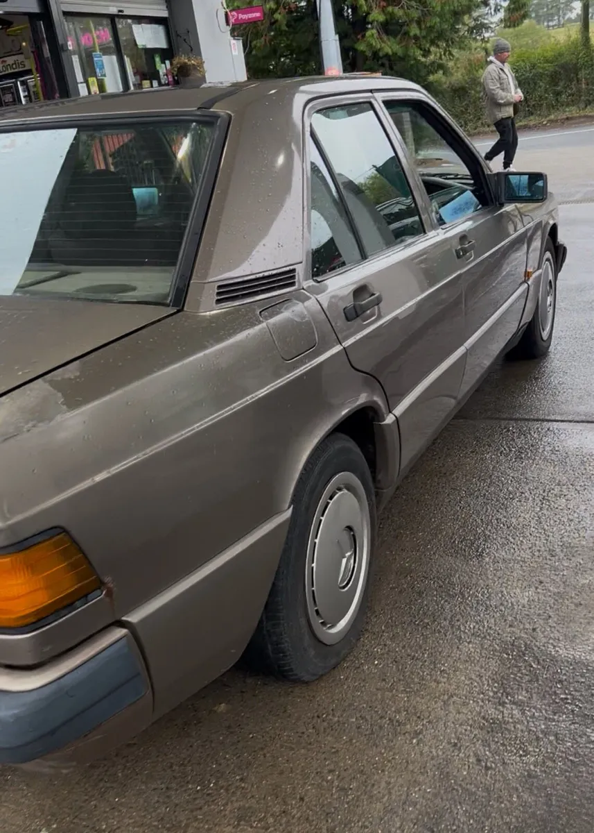 Mercede 190e - Image 3