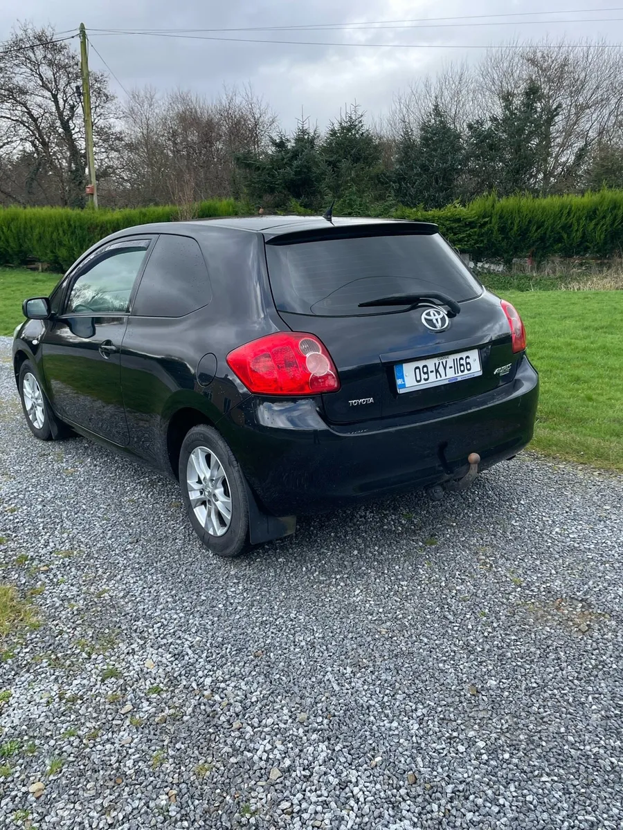 Toyota Auris 2009 - Image 2