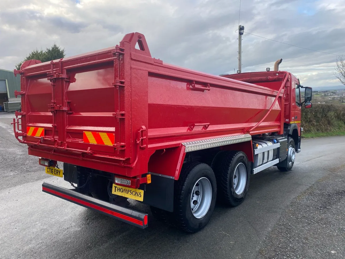 Volvo fm 6x4 tipper - Image 4