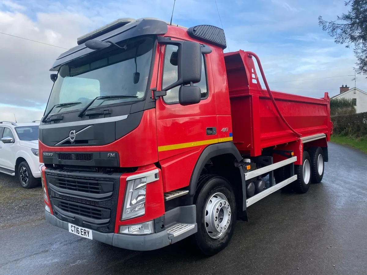 Volvo fm 6x4 tipper - Image 2