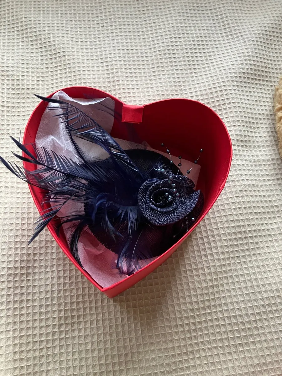 Headpiece ,sandals and matching bag - Image 1